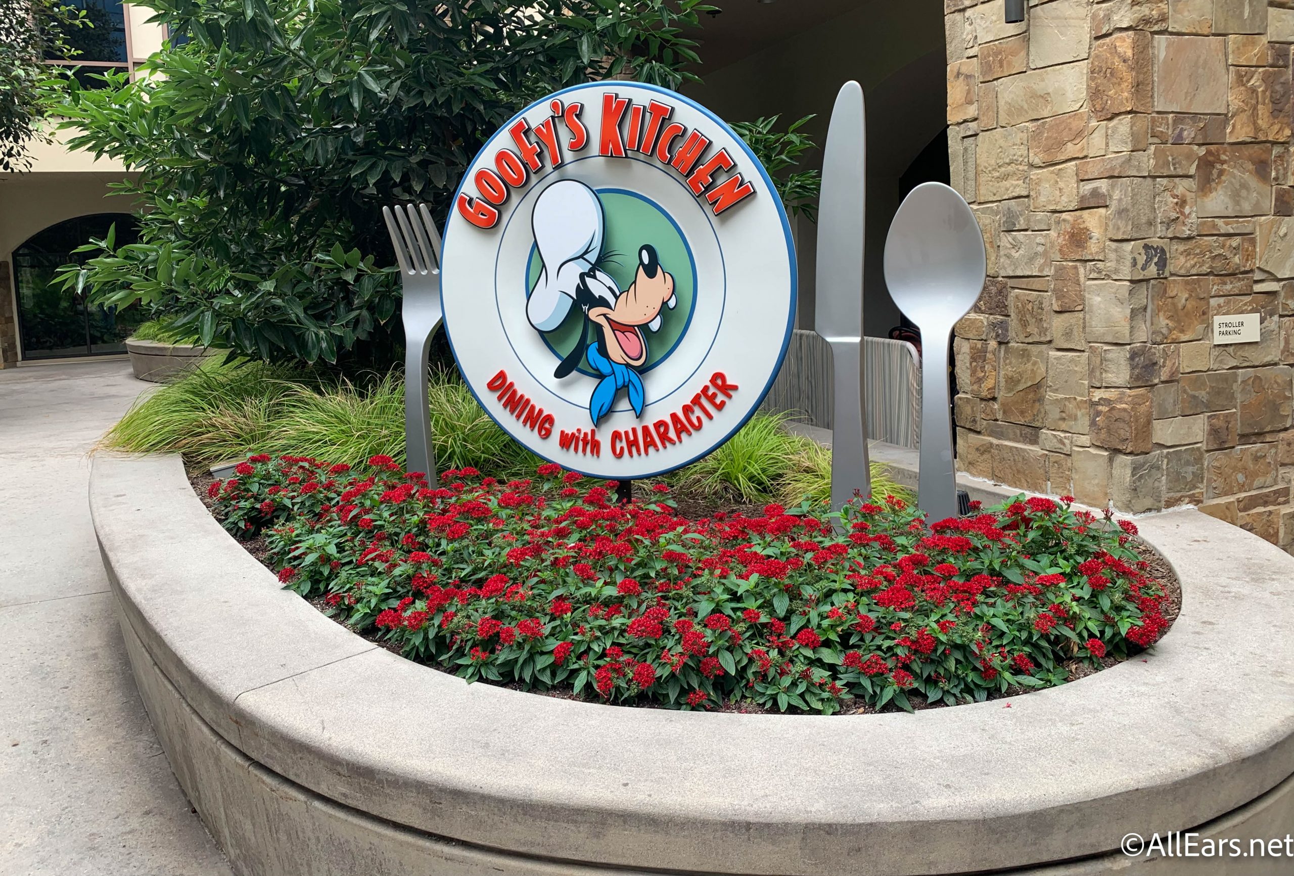 First Look At Goofy S Kitchen Reopening In Disneyland Allears Net