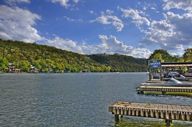 Ski Shores Waterfront Cafe: Enjoy Lake Views